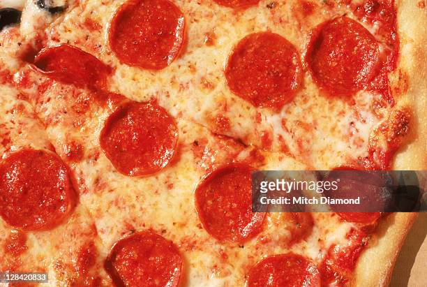 close-up of pepperoni pizza - pepperoni pizza stock-fotos und bilder