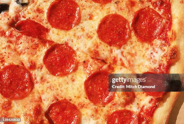 close-up of pepperoni pizza - pizza stockfoto's en -beelden