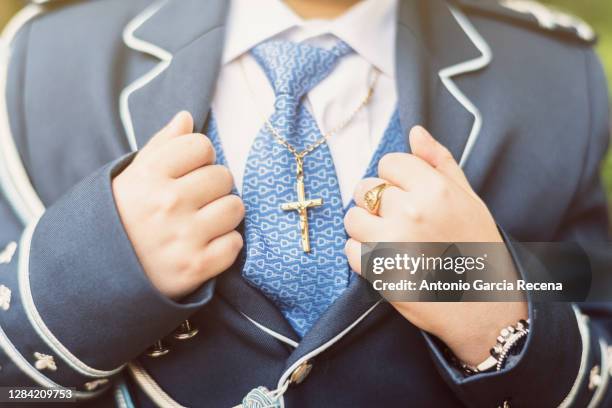 la primera comunion: anonymous image of a boy with a communion suit showing his clothes in close frame. first communion sailor dress - primera comunion stock-fotos und bilder