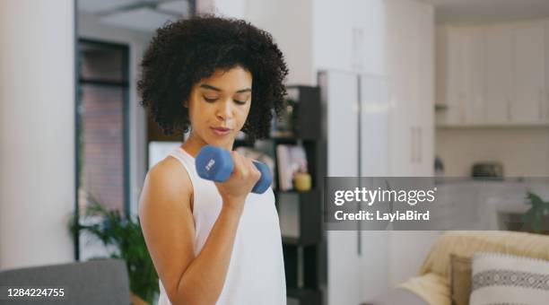 wees sterker dan je excuses - bicep curl stockfoto's en -beelden