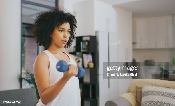 tu cuerpo no irá donde tu mente no lo empuje - bíceps fotografías e imágenes de stock