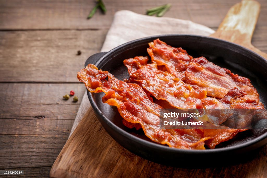 Smakelijke gebraden knapperige baconplakjes