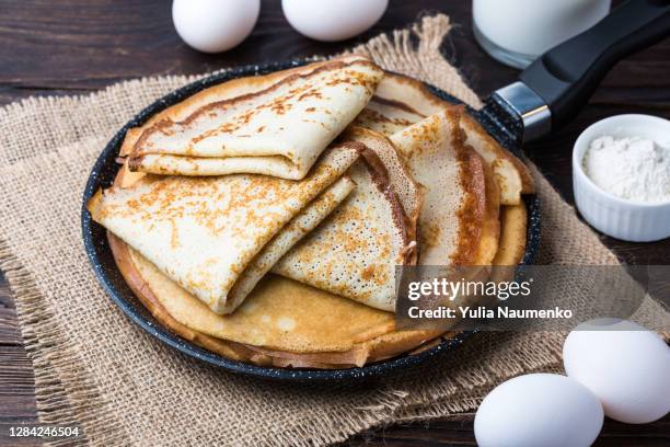 pancakes in a frying pan. close-up. - pancakes stockfoto's en -beelden