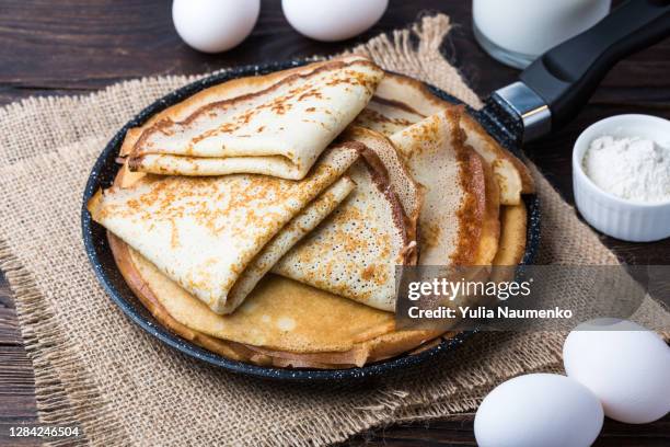 pancakes in a frying pan. close-up. - pancake 個照片及圖片檔