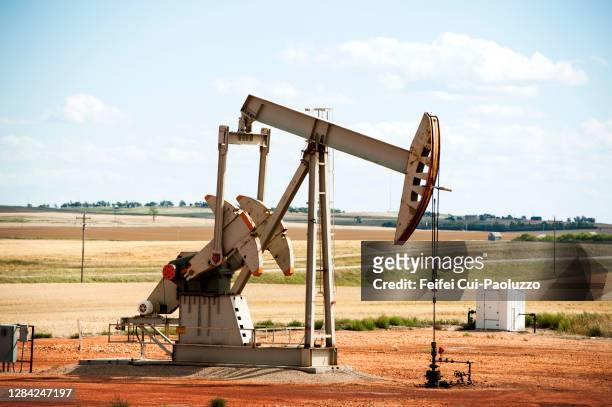 pumpjack at rey, usa - oil industry fotografías e imágenes de stock