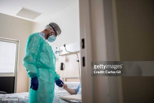 Health worker checks the oxygen in the blood of a patient positive for coronavirus in the isolation area of ​​the hospitalization area of ​​the...
