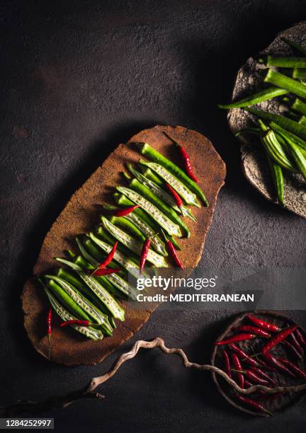 quiabo legumes halg corte preparando com pimentão vermelho na mesa - okra - fotografias e filmes do acervo