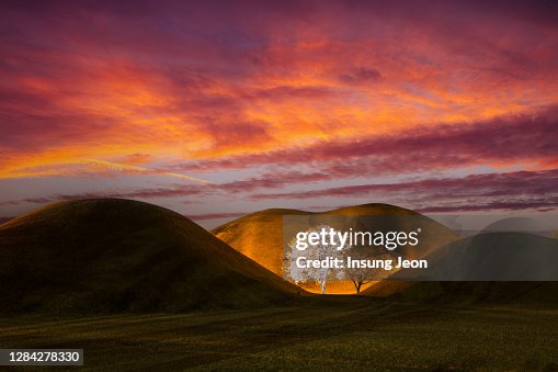 Daereungwon Ancient Tombs Sunset High-Res Stock Photo - Getty Images
