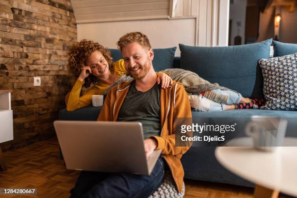 pareja joven relajándose en casa. - lovers 2020 film fotografías e imágenes de stock