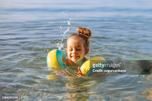 feliz menina rindo se divertindo no mar - kids pool games - fotografias e filmes do acervo