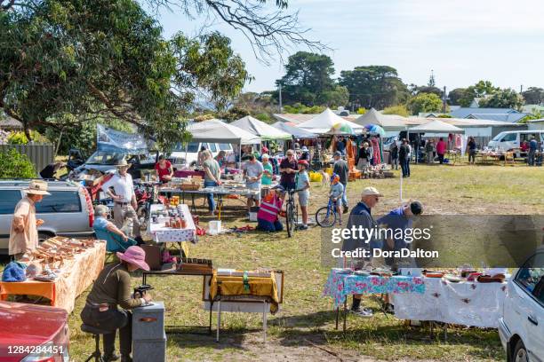 het straatbeeld van bicheno stad, dicht bij diamond island nature reserve in cod rock, glamorgan-spring bay, tasmanië, australië. - country market stockfoto's en -beelden