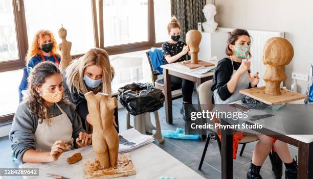 mensen die beeldhouwwerken in kunststudio maken - fries stockfoto's en -beelden