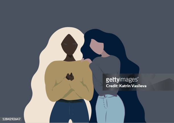 illustrations, cliparts, dessins animés et icônes de différentes amies d’origine ethnique cheveux longs s’aidant les uns les autres quand l’un d’eux pleure sur un fond bleu gris - fille de