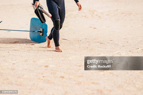 vorbereitungen für kite foiling – praia do martinhal, sagres, portugal - kite surf stock-fotos und bilder