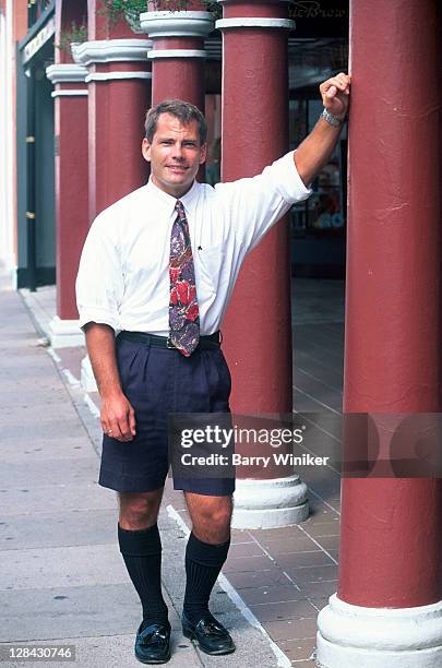 businessman in shorts, bermuda, wi - bermudainseln stock-fotos und bilder