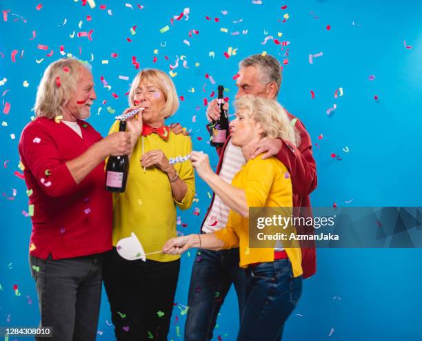 portret van zorgeloze senioren vieren oudejaarsavond - 55 years old white man active stockfoto's en -beelden