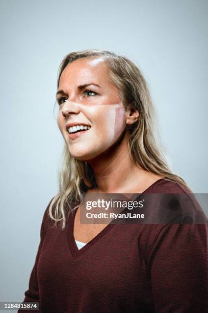 femme avec la ligne de tan du masque protecteur de visage - marque de bronzage photos et images de collection