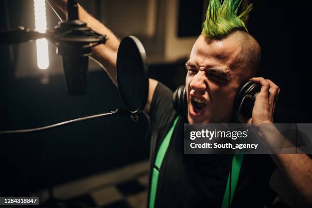 Punk Microphone Punk Rock Hairstyles For Men Photos et images de collection - Getty Images