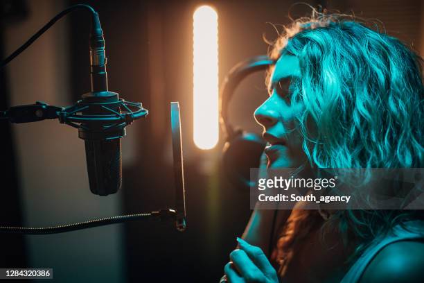 cantora cantando no microfone em estúdio de gravação - blonde female singers - fotografias e filmes do acervo
