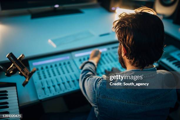 one male producer working in professional studio - electronic music stock pictures, royalty-free photos & images