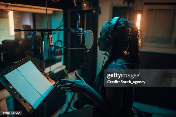 schöne afroamerikanische sängerin aufnahmealbum im studio - soul jazz stock-fotos und bilder