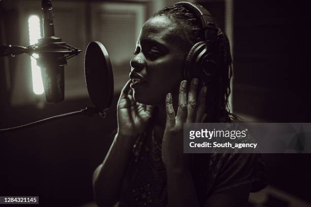 schöne junge afroamerikanische sängerin aufnahme lied im studio - soul stock-fotos und bilder