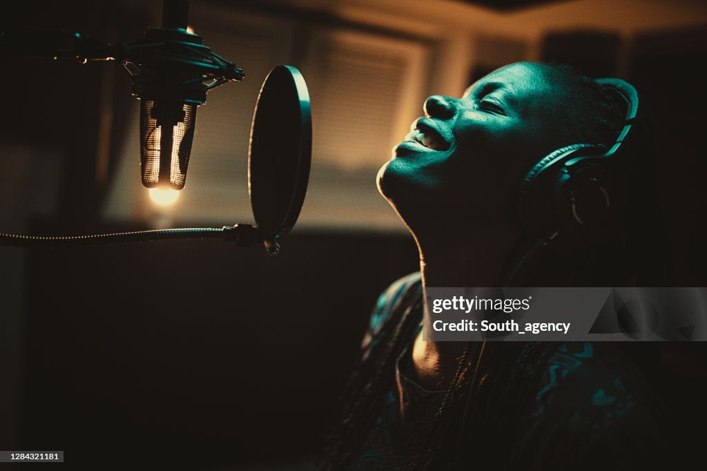 若いアフリカ系アメリカ人女性歌手レコーディング曲音楽スタジオ