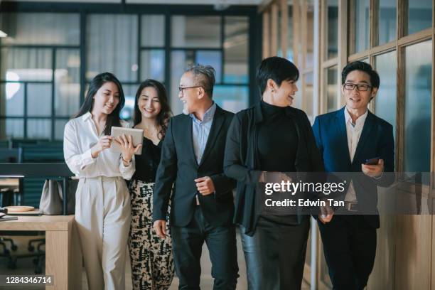 grupp av asiatiska kinesiska framgångsrika kontor ledningsgruppen har diskussion medan promenader mot kamera - chinese ethnicity bildbanksfoton och bilder