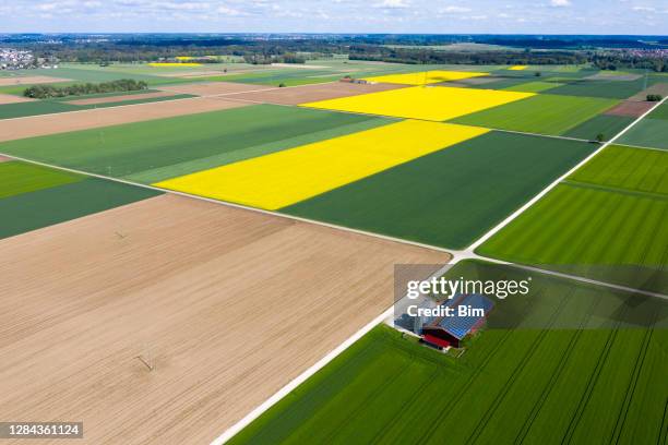 landwirtschaftliche landschaft mit bauernscheune, luftbild - landwirtschaftsgeräte ansicht von oben stock-fotos und bilder