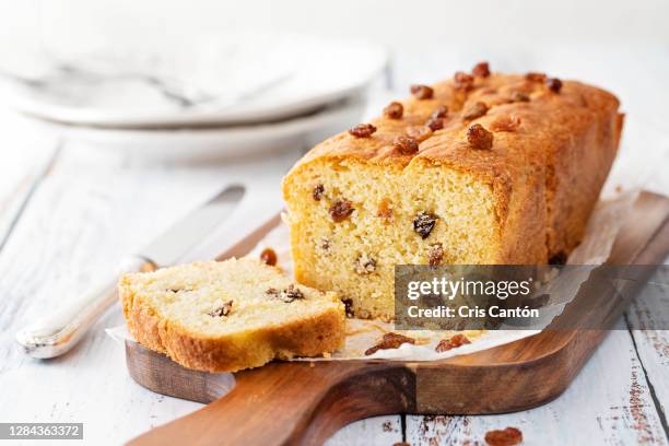 plum cake with raisins - rozijn stockfoto's en -beelden