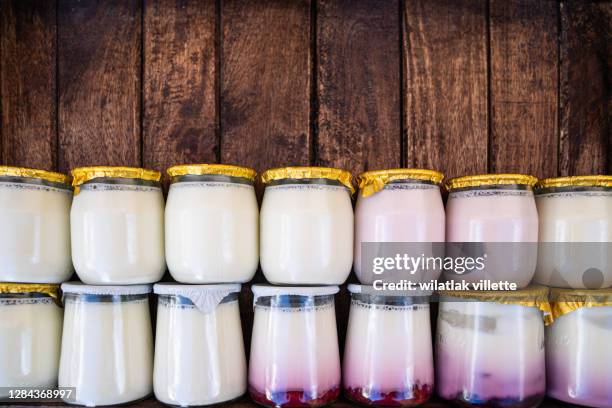 healthy breakfast with fresh greek yogurt on background. - yoghurt pot stock-fotos und bilder