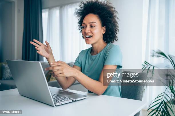 porträt einer fröhlichen frau, die zu hause einen videoanruf hat. - video chat stock-fotos und bilder