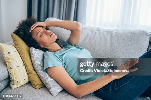 Vrouw met hoge koorts thuis. Vrouw met hoge koorts thuis.
