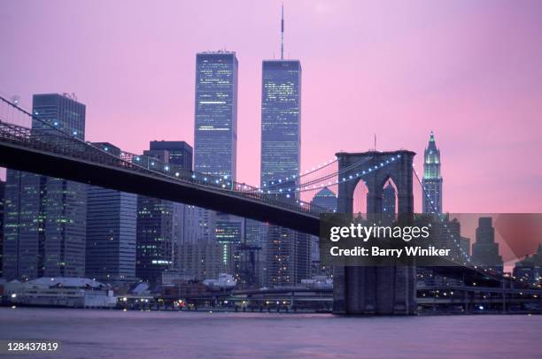 brooklyn bridge, twin towers, nyc, ny - new york city skyline twin towers photos et images de collection