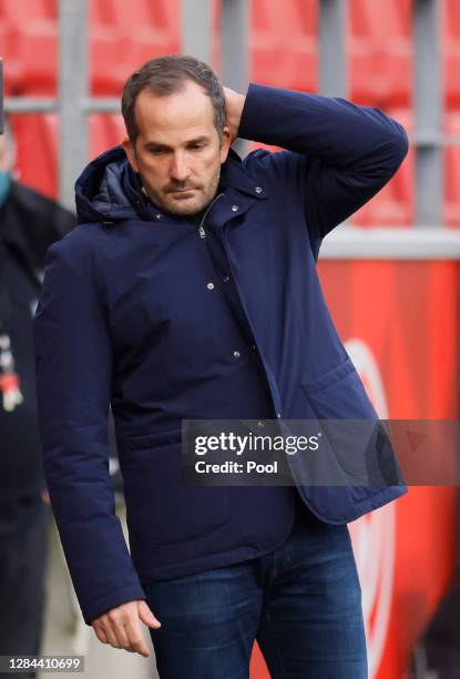 Head coach Manuel Baum of Schalke reacts during the Bundesliga match between 1. FSV Mainz 05 and FC Schalke 04 at Opel Arena on November 07, 2020 in...