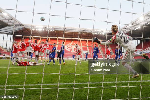 Mark Uth of Schalke scores his team's first goal with a free kick against goalkeeper Robin Zentner of Mainz during the Bundesliga match between 1....