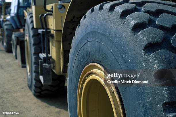 tractor tire tread - landwirtschaftliche maschine stock-fotos und bilder