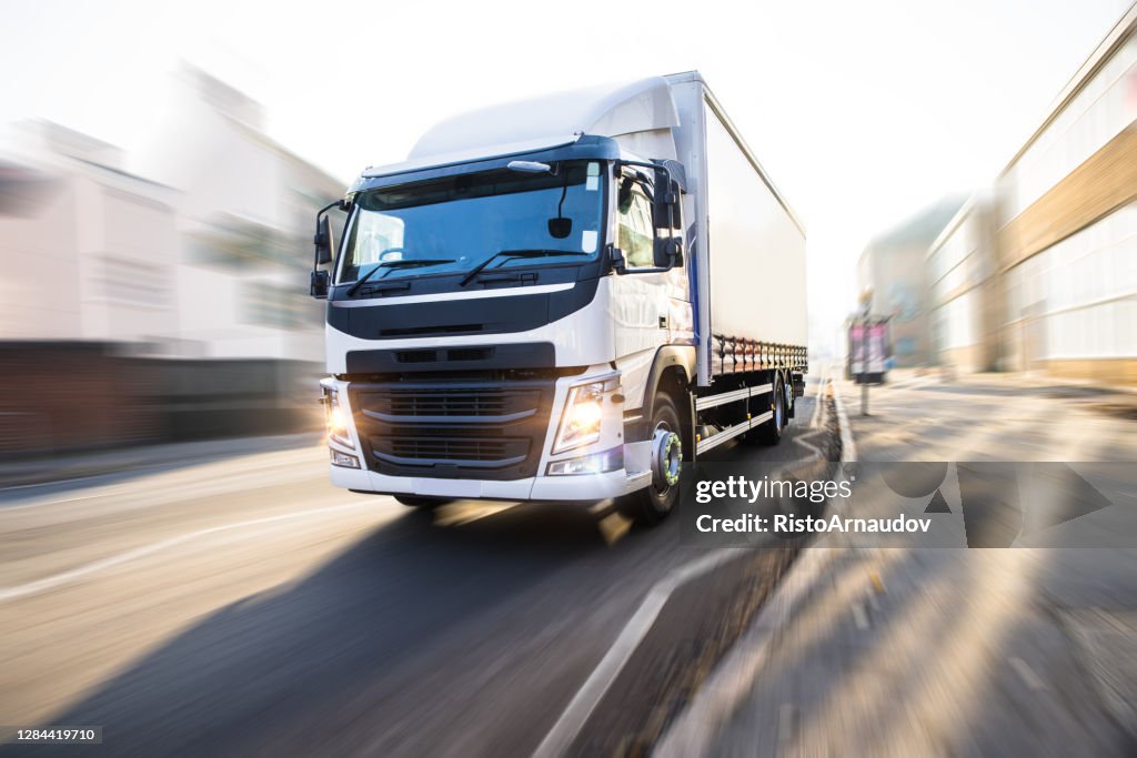 Witte Vrachtwagen in motie Britse straat