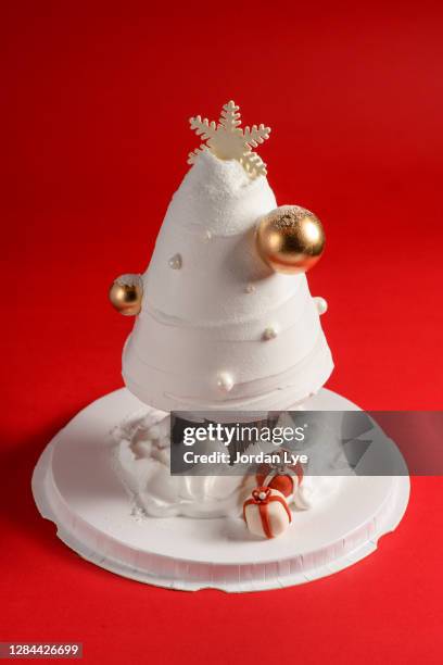 white christmas tree shape cake - christmas cake foto e immagini stock