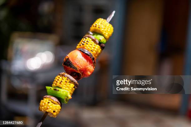 close-up of barbecue vegetables - bbq corn foto e immagini stock
