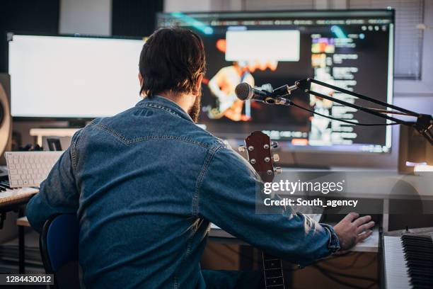 mannelijke geluidstechnicus die aan het mengen van paneel in opnamestudio werkt - redacteur stockfoto's en -beelden