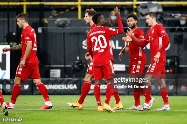 Robert Lewandowski of FC Bayern Muenchen celebrates with his team mates Lucas Hernandez , Leon Goretzka, Bouna Sarr and Serge Gnabry after scoring...