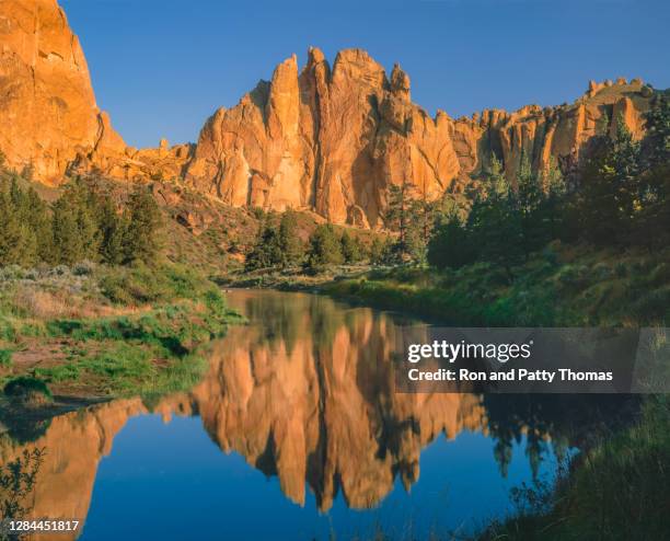 the crooked river gorge and eroded cliffs of smith rock - redmond imagens e fotografias de stock