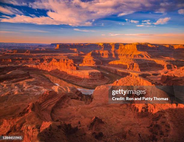 erodierte rote felsformationen canyonlands np. utah - old west stock-fotos und bilder