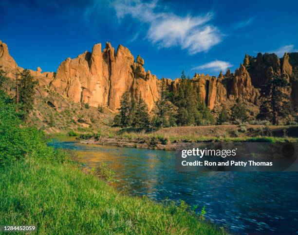 de crooked river gorge en geërodeerde kliffen van smith rock - smith rock state park stockfoto's en -beelden