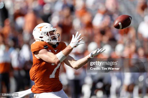 Jake Smith of the Texas Longhorns catches a pass for a touchdown in the third quarter against the West Virginia Mountaineers at Darrell K Royal-Texas...