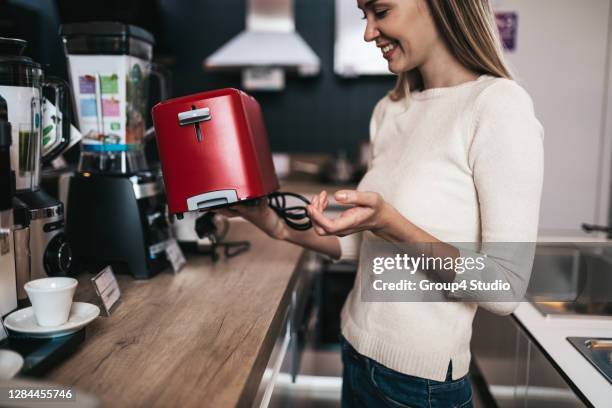 jong paar in het winkelen - appliance store stockfoto's en -beelden