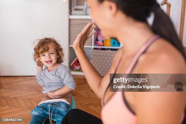 adorable niño sentado en un orinalito - girls peeing fotografías e imágenes de stock