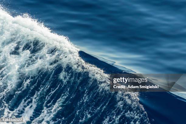 meereswellen - kielwasser stock-fotos und bilder