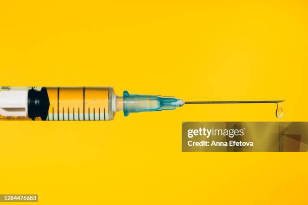 modern syringe with liquid drug. the most anticipated procedure of the year - récipient de déchets médicaux photos et images de collection